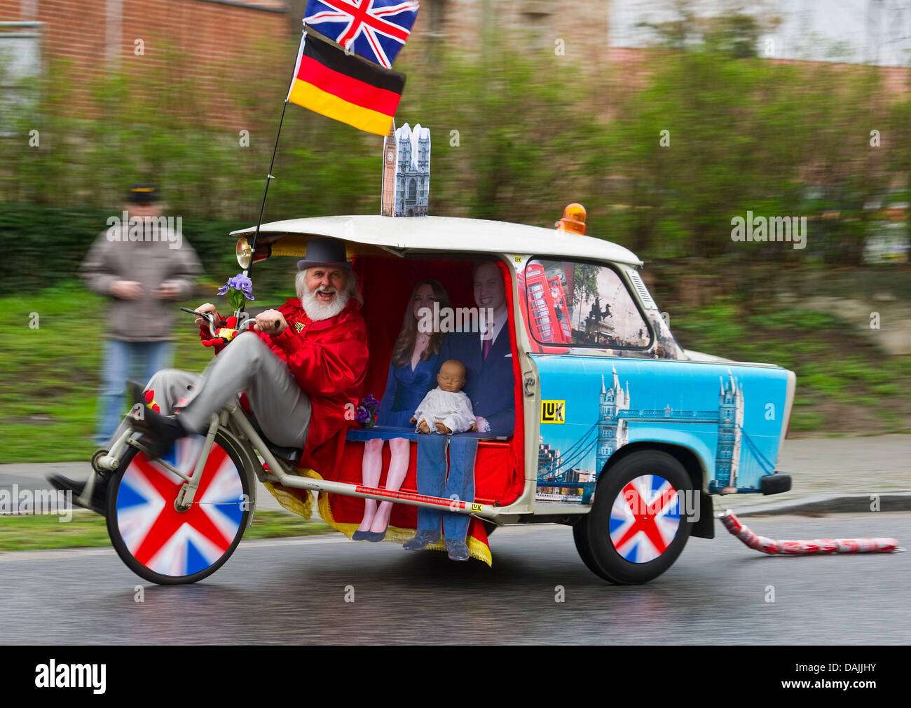 Velo-Designer Dieter (Didi) Senft präsentiert seine neueste Erfindung, die königlichen Rikscha in Storkow, Deutschland, 14. April 2011. Etwa zwei Wochen vor der Hochzeit von Prinz William und Kate Middleton, zeigt der Erfinder sein Hochzeitsgeschenk. Die Rückseite der einen Trabant zeigt ein Bild des glücklichen Paares. Senft besitzt mehr als 200 einzigartige Bikes und 17 Einträge im Guinness-Buch der Rekorde. Stockfoto