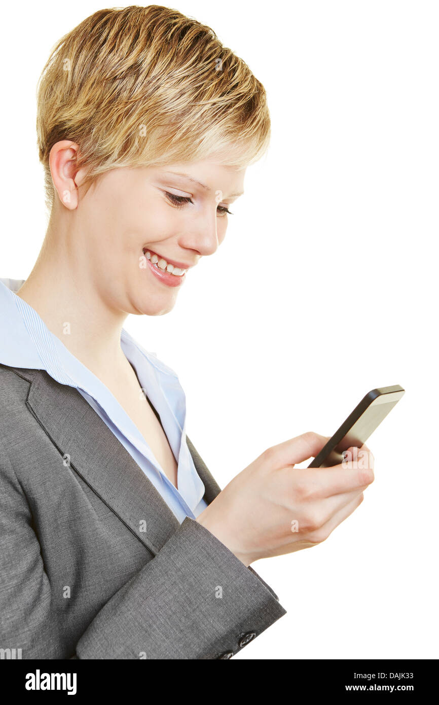 Glückliche junge Geschäftsfrau Blick auf ihr smartphone Stockfoto