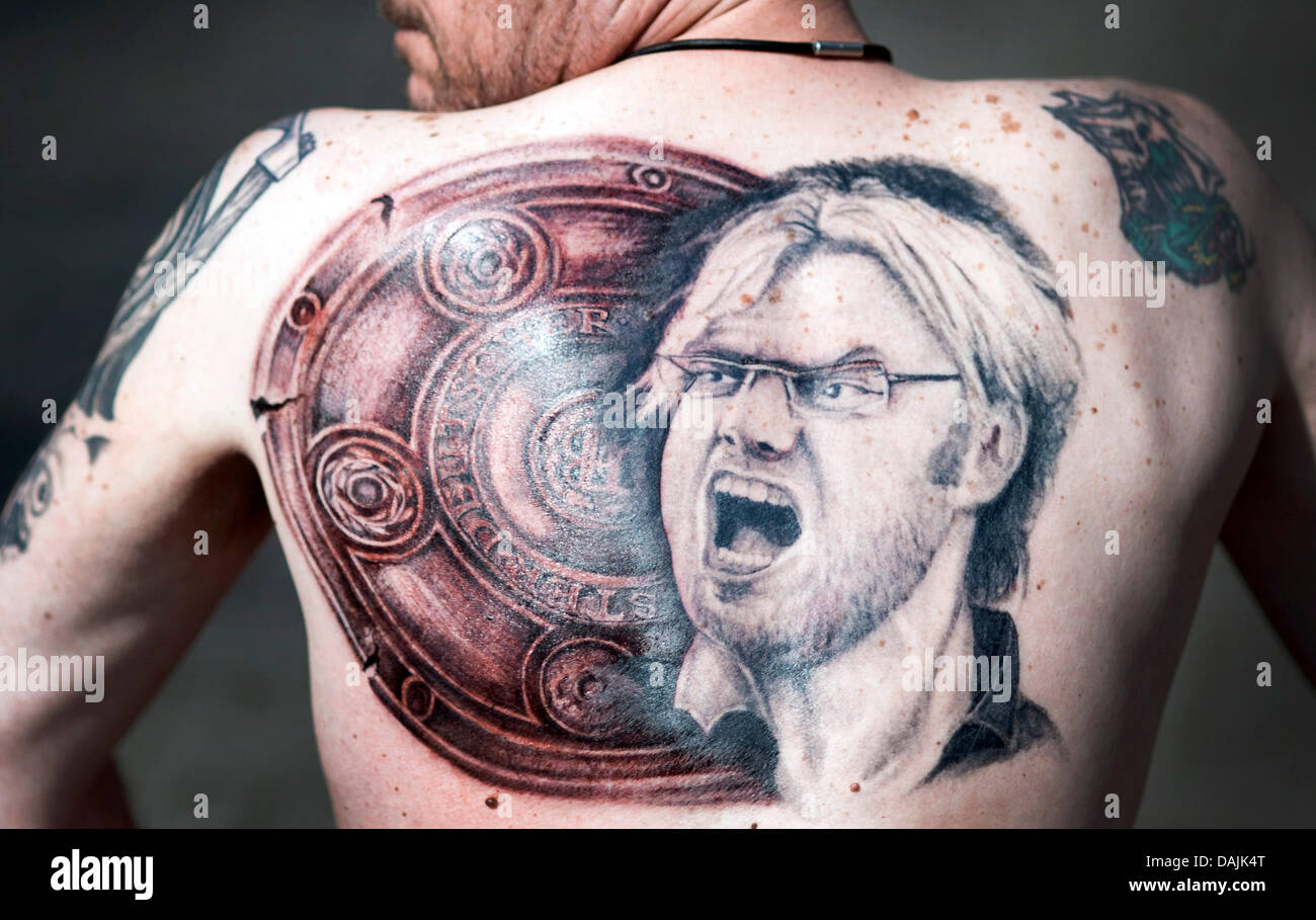 Martin Hueschen Einbezogene Sein Tattoo In Unna Deutschland 15 April 2011 Die Optimistische Fan Von Bundesliga Fuhrer Borussia Dortmund Hat Ein Tattoo Von Trainer Klopp Und Die Meisterschaft Schild In Der Mitte Der