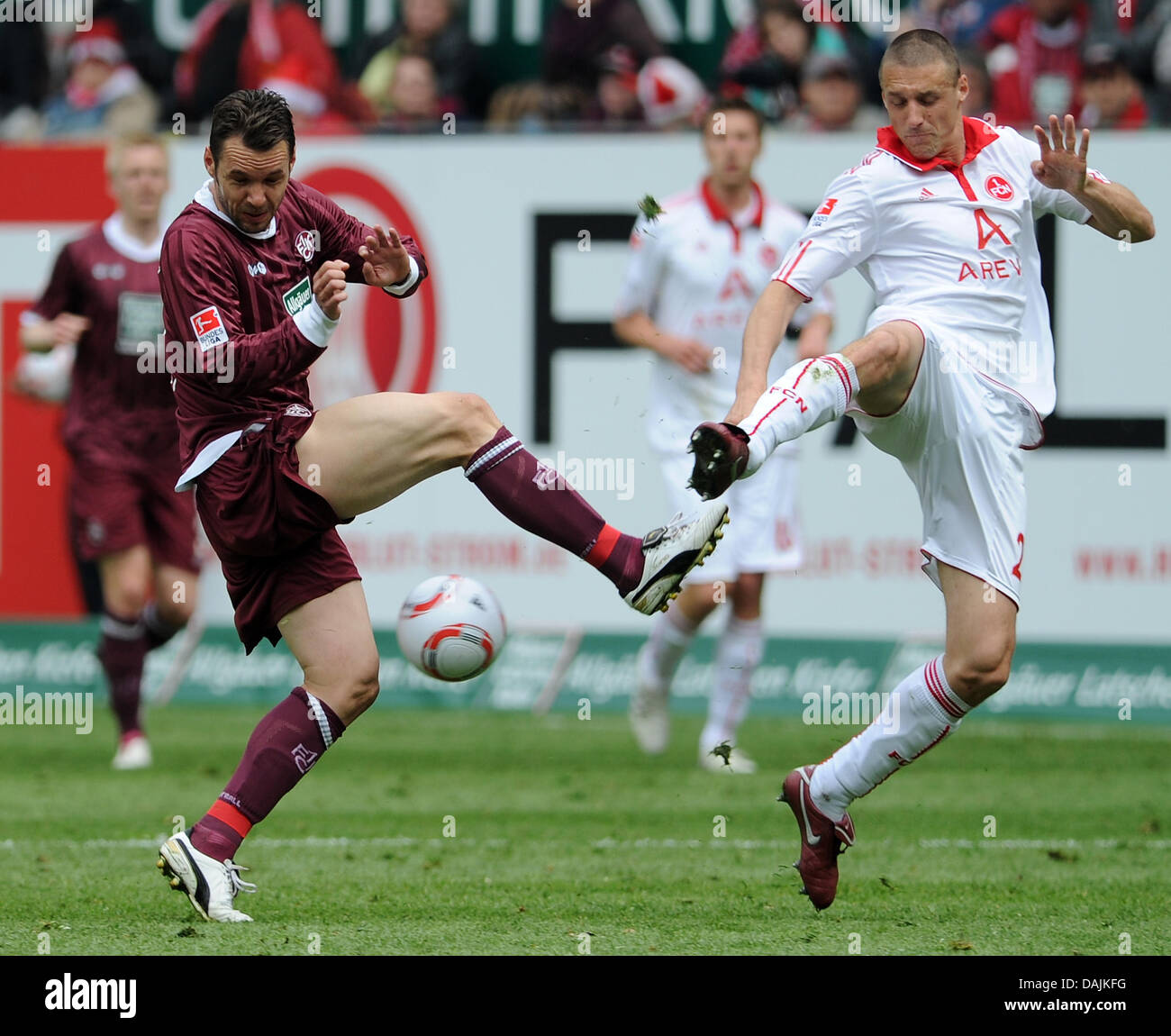 Christian Tiffert (l) von Kaiserslautern befasst sich Timmy Simons Nürnbergs während einer deutschen Bundesliga Spiel der 1. FC Kaiserslautern gegen 1. FC Nürnberg im Fritz-Walter-Stadion in Kaiserslautern, Deutschland, 16. April 2011. Foto: Ronald Wittek Stockfoto