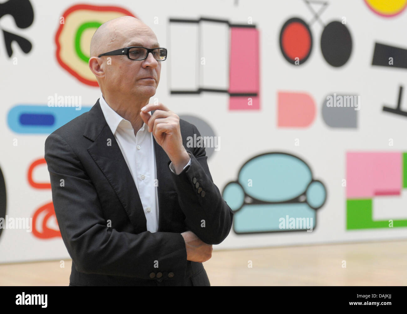 Künstler Gerwald Rockenschaub steht vor seiner Installation "Multidial" im Kunstmuseum in Wolfsburg, Deutschland, 13. April 2011. Die Installation bietet Hunderte von bunten Symbole auf eine 66 Meter lange und 11 Meter hohe Wand. Foto: Dominique Leppin Stockfoto