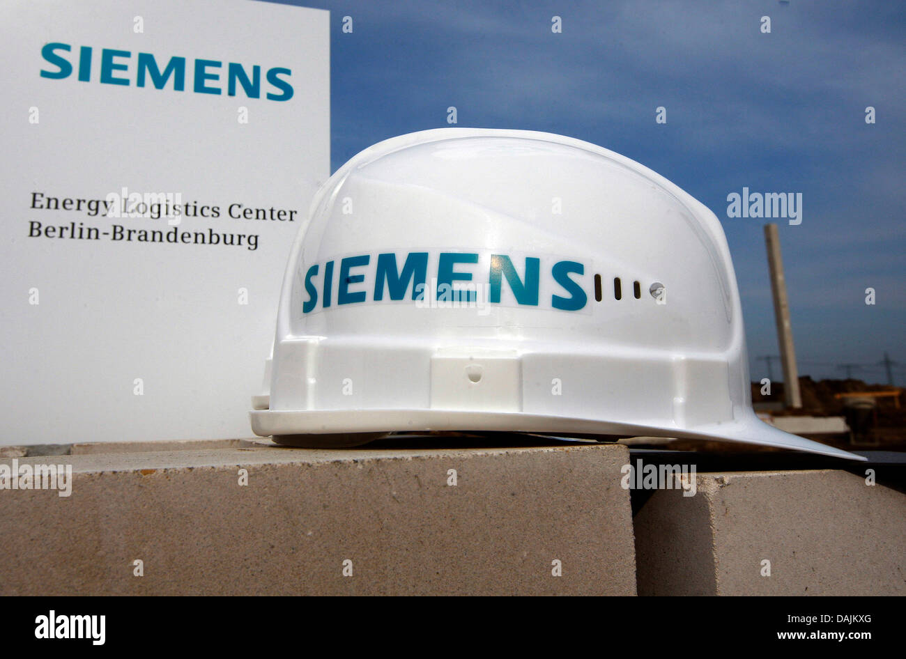 Ein Datei-Bild zeigt einen Siemens-Helm auf einer Baustelle in Ludwigsfelde, Deutschland, 30. März 2011. Die Elektronik Firma Siemens stellt eine radikale Umstrukturierung von Unternehmen. Nach noch unbestätigten Berichterstattung in den Medien, der Verwaltungsrat am 28. März traf die neue Niederlassung für zukunftsweisende Umwelttechnologien zu erstellen. Foto: Nestor Bachmann Stockfoto
