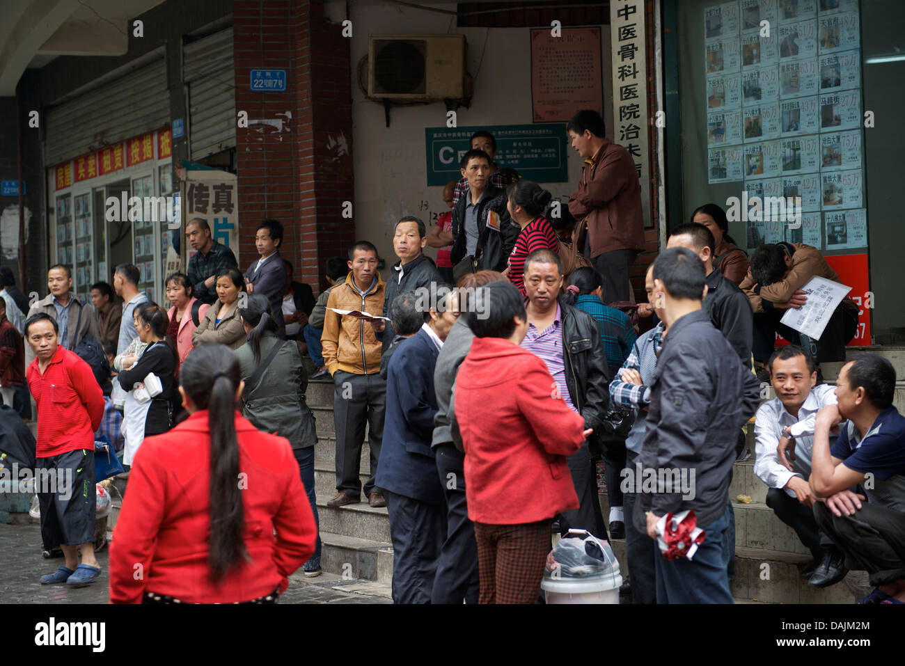 Leute warten Beschäftigungsmöglichkeiten auf einem Arbeitsmarkt in Chongqing, China. 9. Mai 2013 Stockfoto