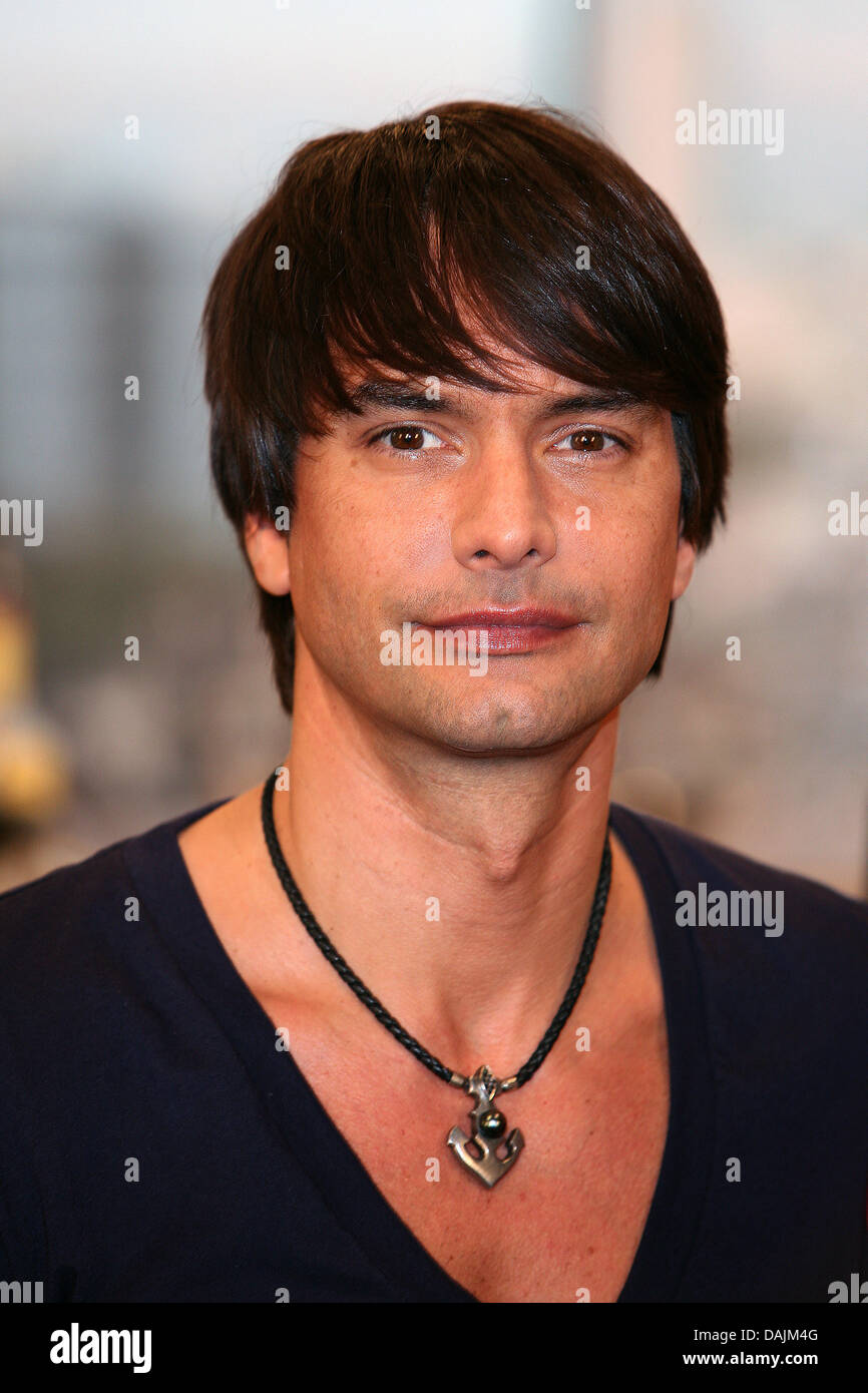 Ein Datei-Bild vom 24. November 2010 zeigt Model Markus Schenkenberg bei den Dreharbeiten zu der Soap "Lena" in Köln. Foto: Unger / Datei Stockfoto