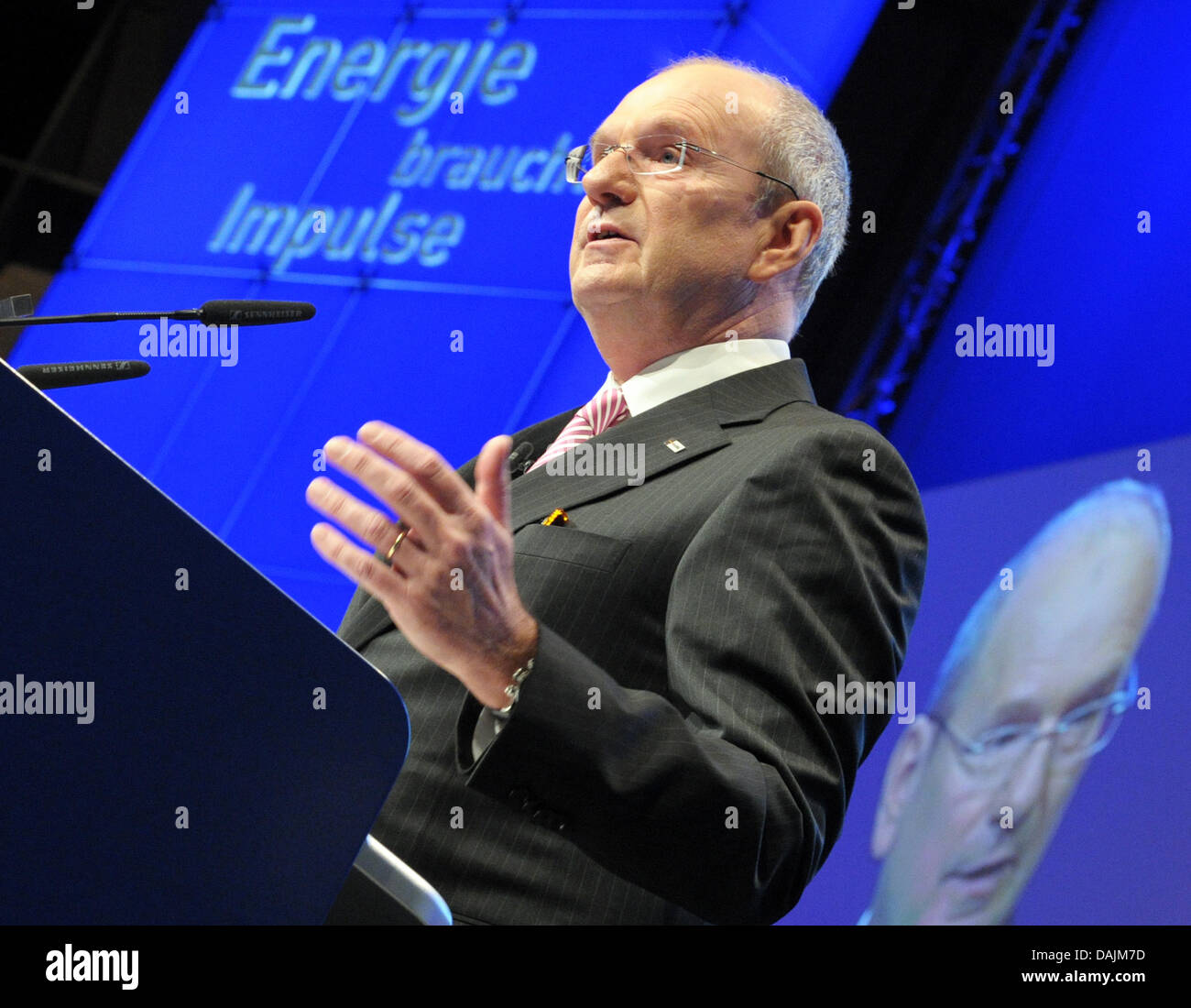 Der Vorsitzende des Verwaltungsrates, Hans-Peter Villis, spricht während eines zentralen Unternehmens Treffen der Energiekonzern EnBW am Stammsitz in Karlsruhe, Deutschland, 19. April 2011. EnBW haben ihren Investitionsplan neu zu bewerten, nachdem zwei ihrer vier Atomkraftwerke heruntergefahren wurden. Foto: Ronald Wittek Stockfoto