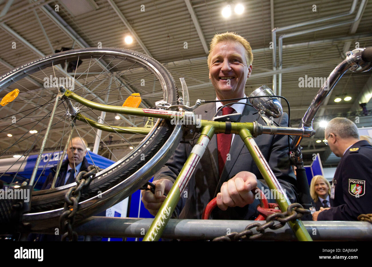 North Rhine-Westphalia Innenminister Ralf Jaeger Posen mit einem gesperrten Bike auf der Polizei zeigen Ipomex in Münster, 12. April 2011. Die Veranstaltung beschäftigt sich unter anderem mit "wachsende Gewalt gegen Polizisten". Foto: Friso Gentsch Stockfoto