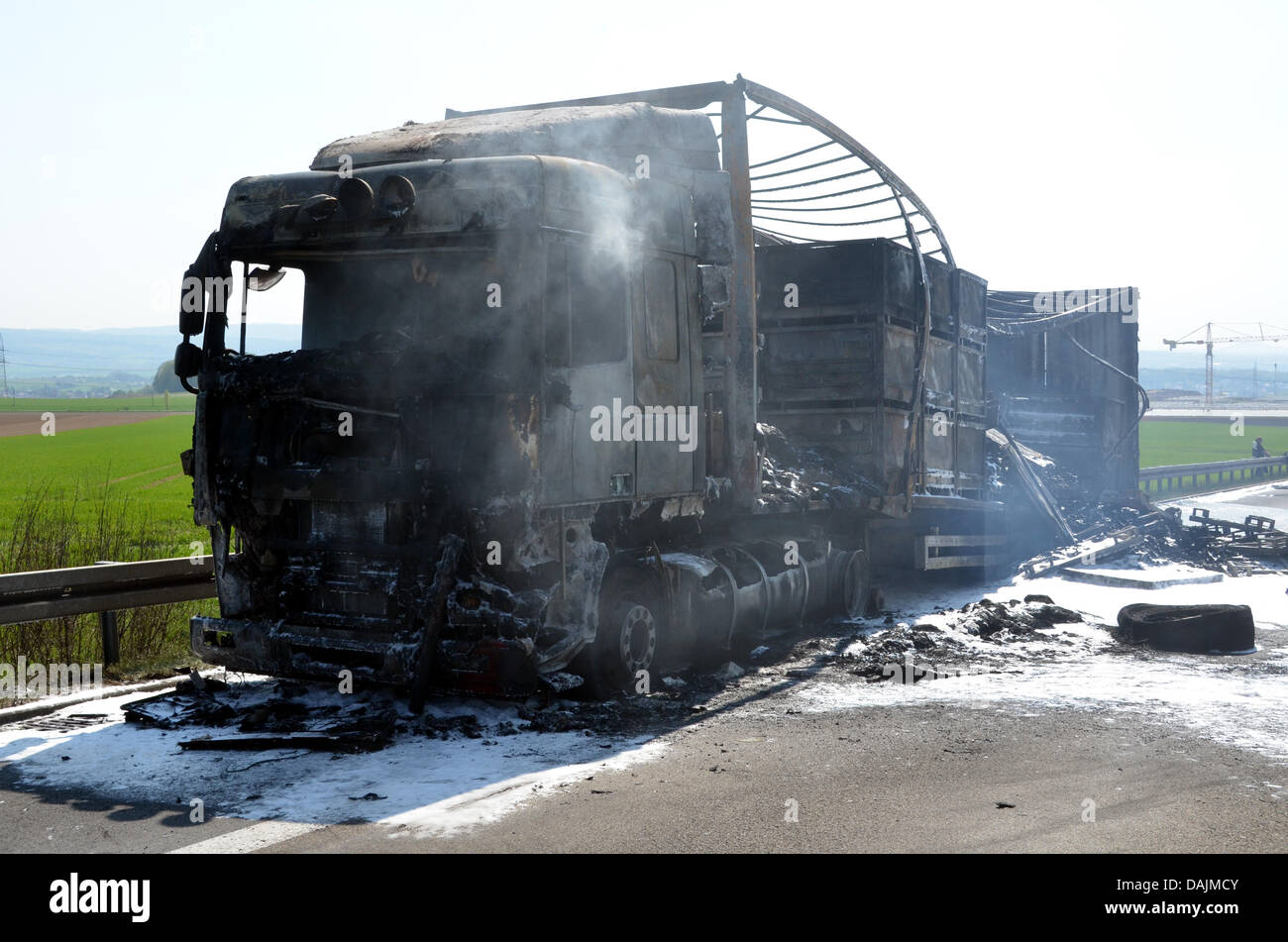 Ausgebrannte LKW steht auf der A7 Autobahn Kassel-Hannover in der Nähe von Niestetal, Deutschland, 19. April 2011. Der LKW wurde mit Ersatzteilen für die Automobilindustrie geladen. Da einige Teile aus Aluminium gefertigt wurden entstand einige Schwierigkeiten bei der Brandbekämpfung. Der Schaden wird über mehrere hunderttausend Euro geschätzt. FOTO: UWE ZUCCHI Stockfoto