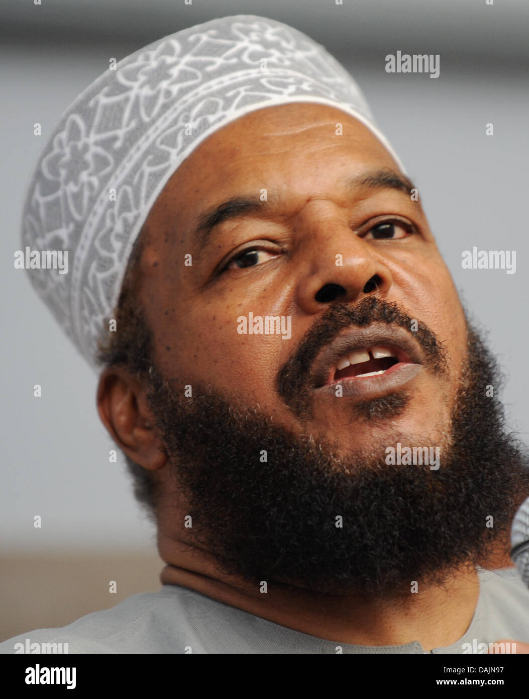 Abu Ameena Bilal Philips hält eine Rede in der Innenstadt von Frankfurt Main, Deutschland, 20. April 2011. Der radikale muslimische Prediger ist gezwungen, Deutschland am 23. April 2011 für immer zu verlassen. Die Ausländerbehörde in Frankfurt am Main übergeben eine einer behördlichen Anordnung am 20. April 2011 das Land verlassen. Foto: Arne Dedert Stockfoto