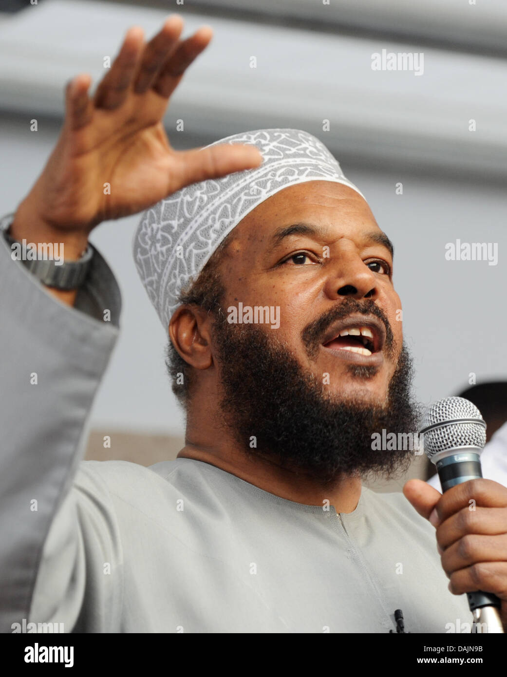 Abu Ameena Bilal Philips hält eine Rede in der Innenstadt von Frankfurt Main, Deutschland, 20. April 2011. Der radikale muslimische Prediger ist gezwungen, Deutschland am 23. April 2011 für immer zu verlassen. Die Ausländerbehörde in Frankfurt am Main übergeben eine einer behördlichen Anordnung am 20. April 2011 das Land verlassen. Foto: Arne Dedert Stockfoto