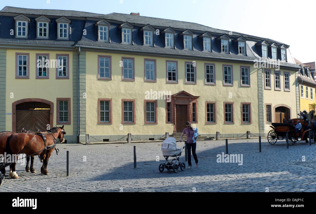 Touristen und Passanten spazieren Sie vorbei am ehemaligen Haus des deutschen Dramatiker und Dichter, Johann Wolfgang von Goethe (1749-1832) in Weimar, Deutschland, 22. April 2011. Das Haus wurde im Jahre 1709, von Georg Casper Helmershausen, einem lokalen Händler aus Weimar gebaut. Goethe lebte zunächst als ein Tennant im Haus, das später zu ihm von Carl August, geschenkt wurde Herzog von Sachsen-Weimar Stockfoto