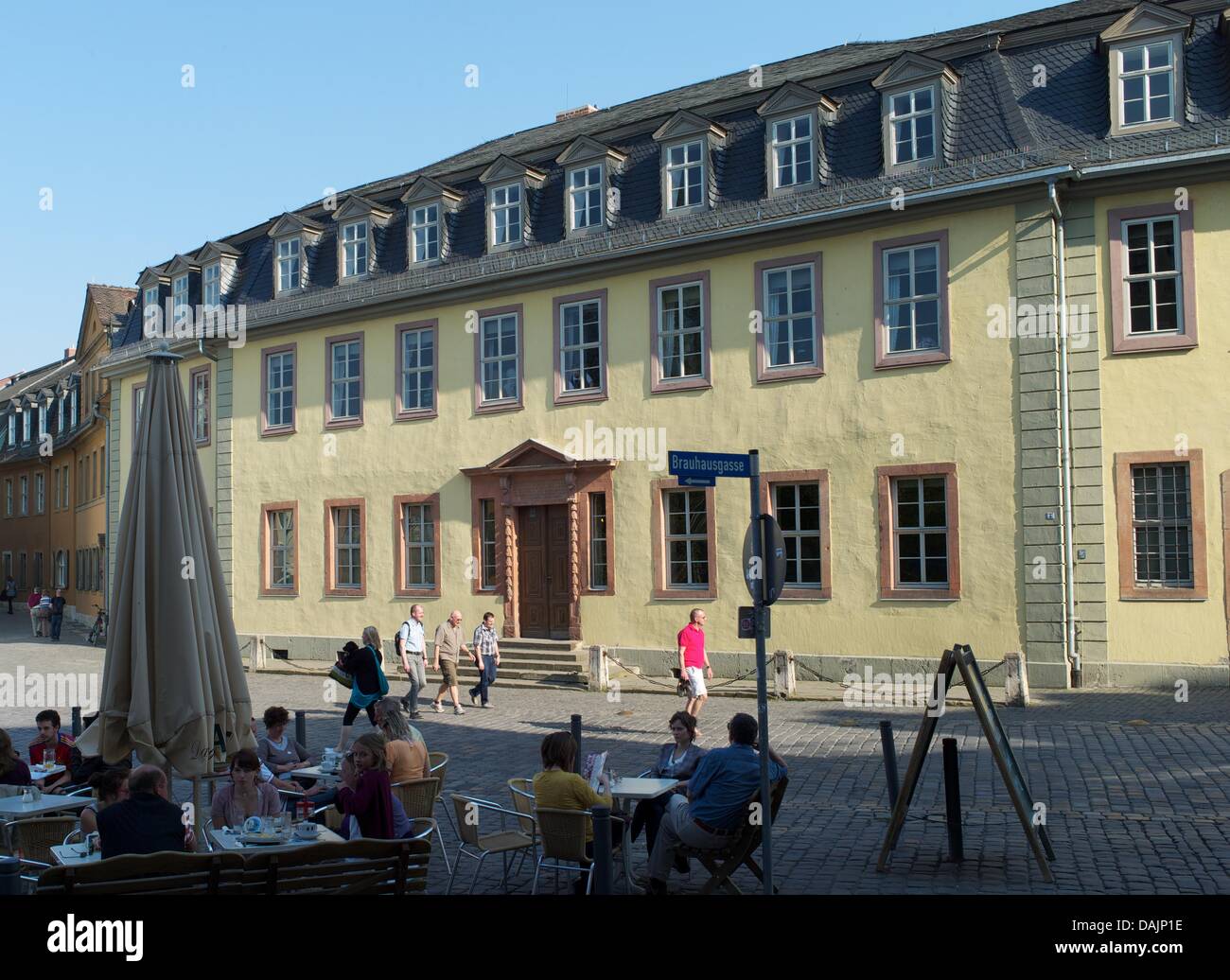 Touristen und Passanten spazieren Sie vorbei am ehemaligen Haus des deutschen Dramatiker und Dichter, Johann Wolfgang von Goethe (1749-1832) in Weimar, Deutschland, 22. April 2011. Das Haus wurde im Jahre 1709, von Georg Casper Helmershausen, einem lokalen Händler aus Weimar gebaut. Goethe lebte zunächst als ein Tennant im Haus, das später zu ihm von Carl August, geschenkt wurde Herzog von Sachsen-Weimar-E Stockfoto