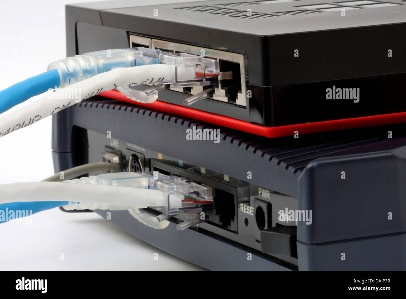 Ethernet-Switch isoliert und Modem-Router verbinden Lan auf dem weißen Hintergrund Stockfoto