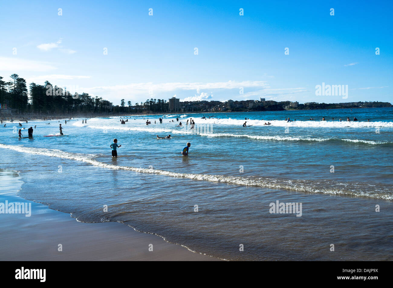 dh Manly Beach-SYDNEY-Australien-Schwimmer Badegästen und Surfern Strand Surf Wellen Stockfoto