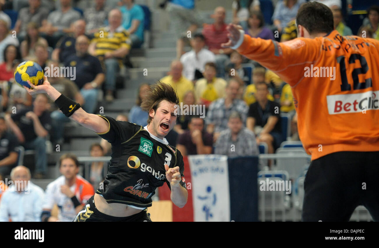 Löwen Uwe Gensheimer (L) versucht zu Punkten gegen Montpellier Torhüter Richard Stochl Quartal Handball Champions League final Hinspiel match zwischen Rhein-Neckar-Löwen und Montpellier HB in der SAP Arena in Mannheim, Deutschland, 24. April 2011. Foto: Ronald Wittek Stockfoto