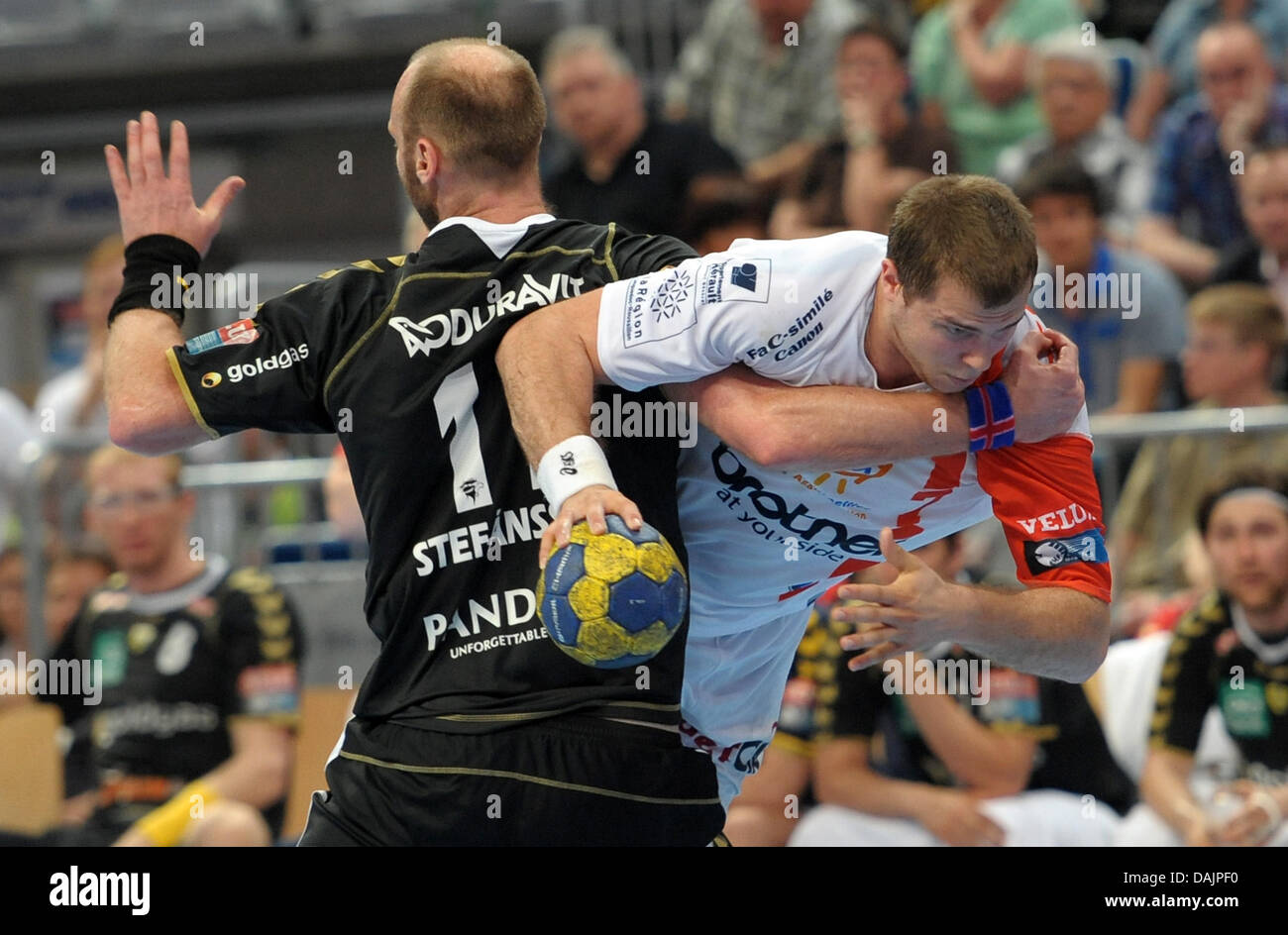 Von William Accambray (R) Montpellier versucht, an Olafur Stefansson des Rhein-Neckar-Löwen während der ersten Etappe der Handball Champions League Viertelfinale zwischen Rhein-Neckar-Löwen und Montpellier HB in der SAP Arena in Mannheim, Deutschland, 24. April 2011 vorbeizukommen. Montpellier gewann 29-27. Foto: Ronald Wittek Stockfoto