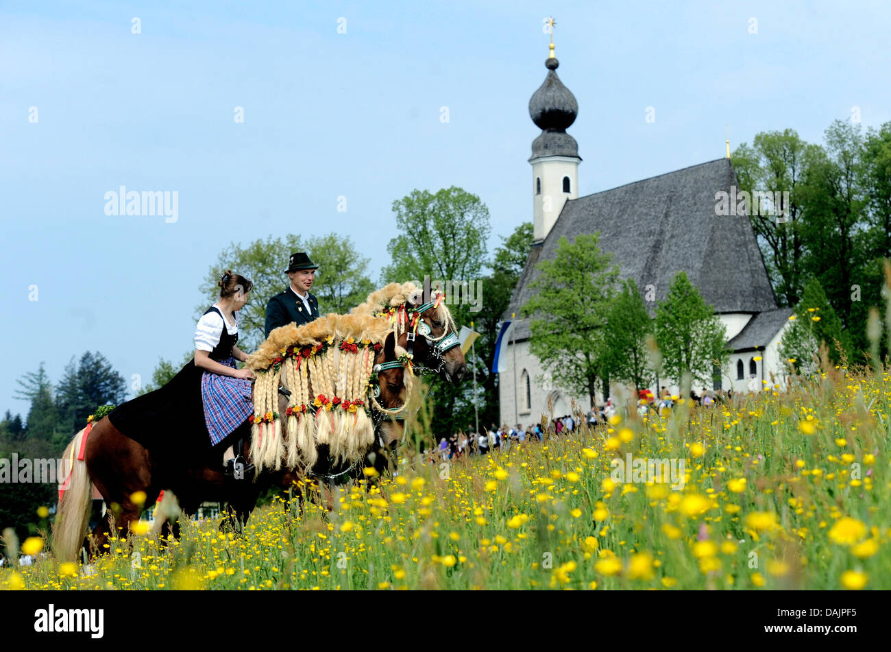 Bayern in traditioneller Tracht Reiten Vergangenheit Ettendorf Kirche während ihrer jährlichen Saint George's fahren in Traunstein, Deutschland, 25. April 2011. Saint George war ein römischer Soldat aus Syrien Palaestina und ein Priester in der Garde des Diokletian, ein christlicher Märtyrer, der als einer der bedeutendsten militärischen Heiligen angesehen wird. Foto: TOBIAS HASE Stockfoto