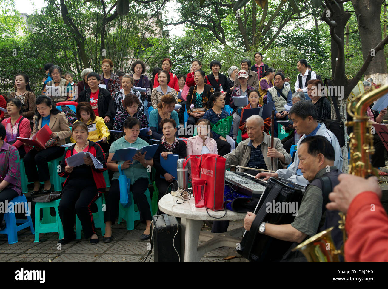 Rentner und entlassene singen im Shapingba öffentlichen Garten in Chongqing, China. 10. Mai 2013 Stockfoto