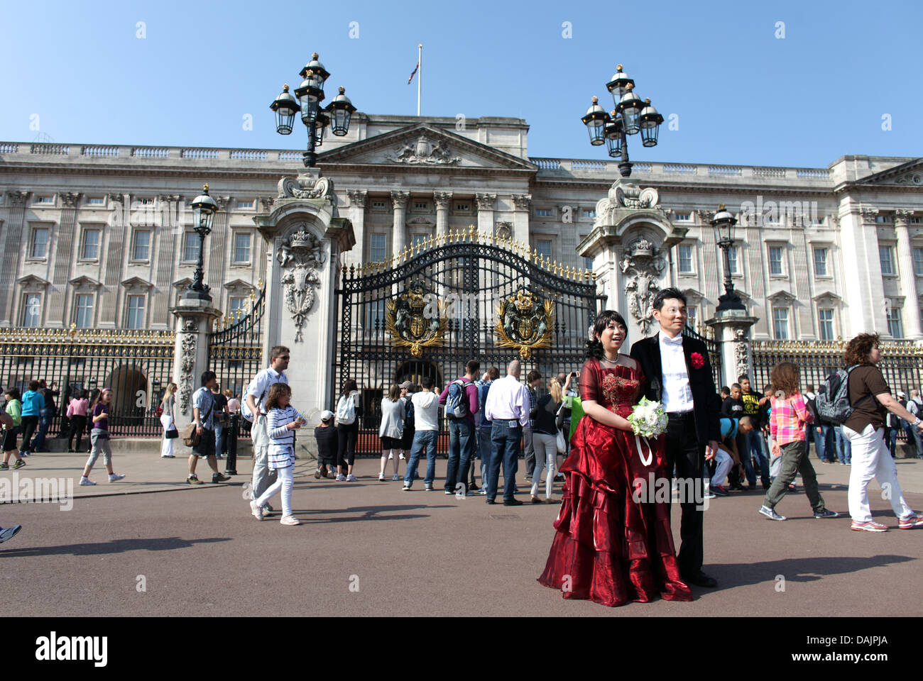 Ein Hochzeitspaar posiert für ein Foto vor Buckingham Palace in London, Großbritannien, 25. April 2011. Buckingham Palace wird die letzte Stelle für die königliche Hochzeit von Prinz William und Kate Middleon am 29. April sein. Foto: Kay Nietfeld Stockfoto