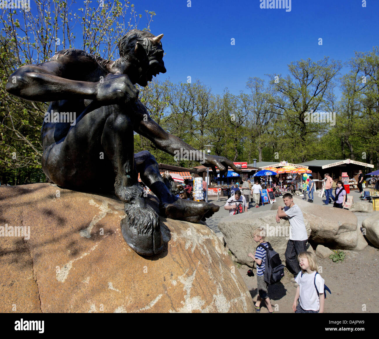 Eine Teufel-Figur ist die Hexe-Kreis auf dem Hexe Tanz Platz in Thale, Deutschland, 22. April 2011 abgebildet. Die Bronze von Metallgestalter Jochen Mueller wurde als Mahnmal für die Hexe-Konferenz während der Walpurgisnacht in der Harz-Region entwickelt. Das alte Ritual ist heutzutage eine beliebte Tradition geworden. Foto: Jens Wolf Stockfoto