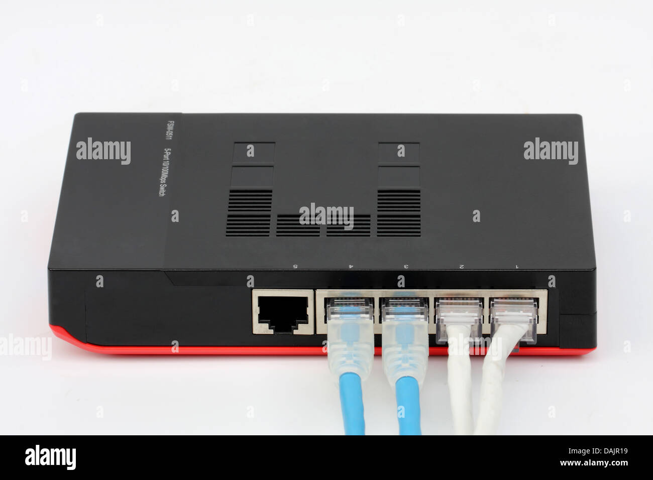 Ethernet-Switch isoliert und Modem-Router verbinden Lan auf dem weißen Hintergrund Stockfoto