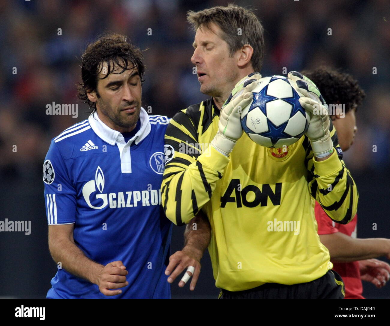 Schalke Raul (R) und Manchesters Edwin van der Sar wetteifern um den Ball während ihre UEFA Champions League Halbfinale FC Schalke 04 gegen Manchester United in die Arena AufSchalke in Gelsenkirchen, Deutschland, 26. April 2011. Manchester hat 0-2 gewonnen. Foto: Federico Gambarini Dpa/lnw Stockfoto