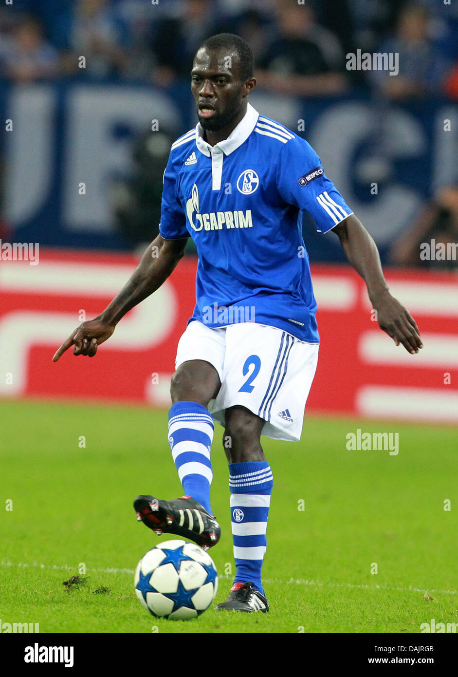 Schalke Hans Sarpei steuert den Ball während der UEFA Champions League Halbfinale FC Schalke 04 Vs Manchester United in die Arena AufSchalke in Gelsenkirchen, Deutschland, 26. April 2011. Manchester United gewinnt das Hinspiel mit 2: 0. Foto: Roland Weihrauch Stockfoto