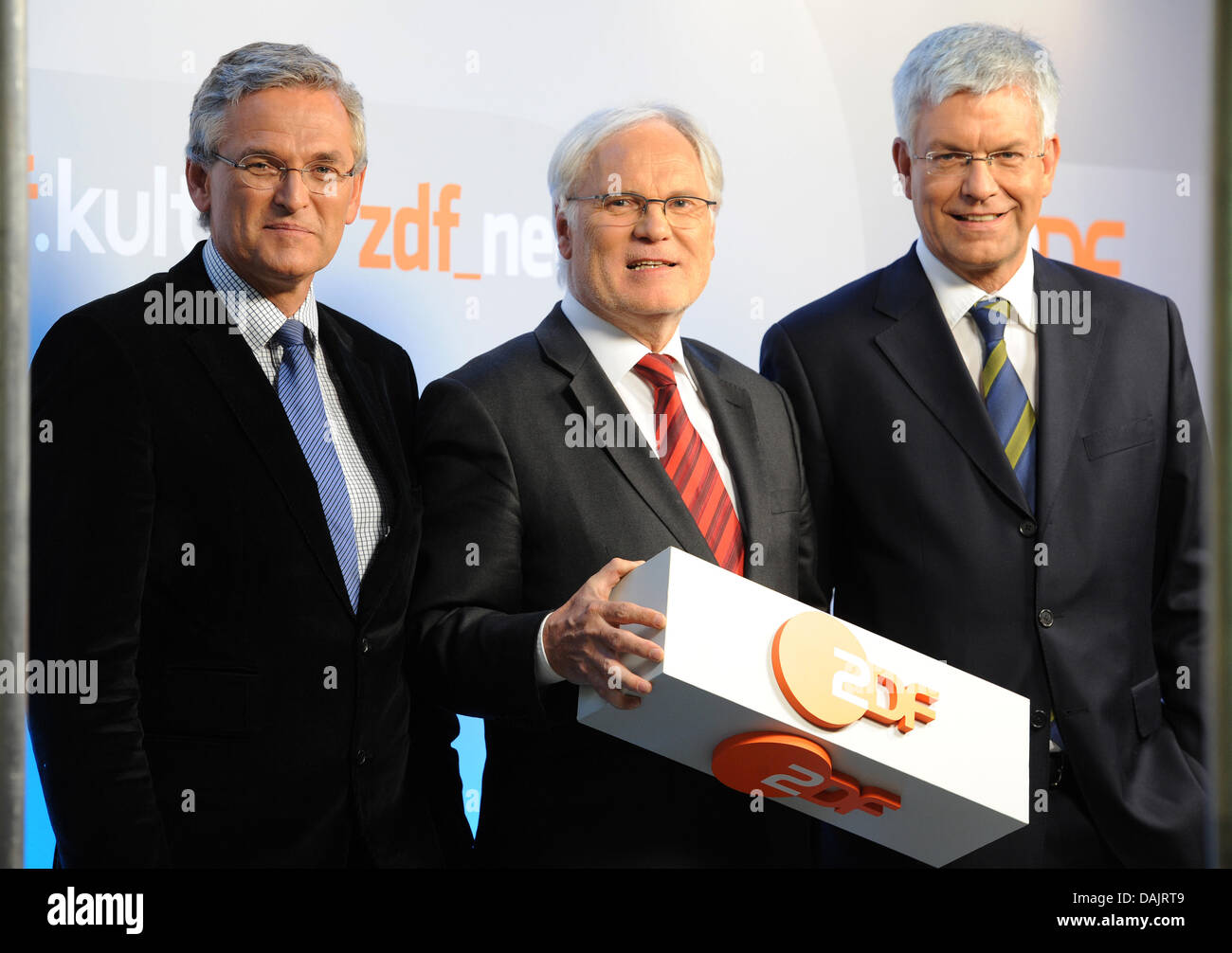 Direktor der Boradcaster Fernsehen ZDF Markus Schächter und Programmdirektor Thomas Bellut (R) Chefredakteur Peter Frey (L) posieren vor einer Pressekonferenz in Hamburg, Deutschland, 28. April 2011. Foto: Christian Charisius Stockfoto