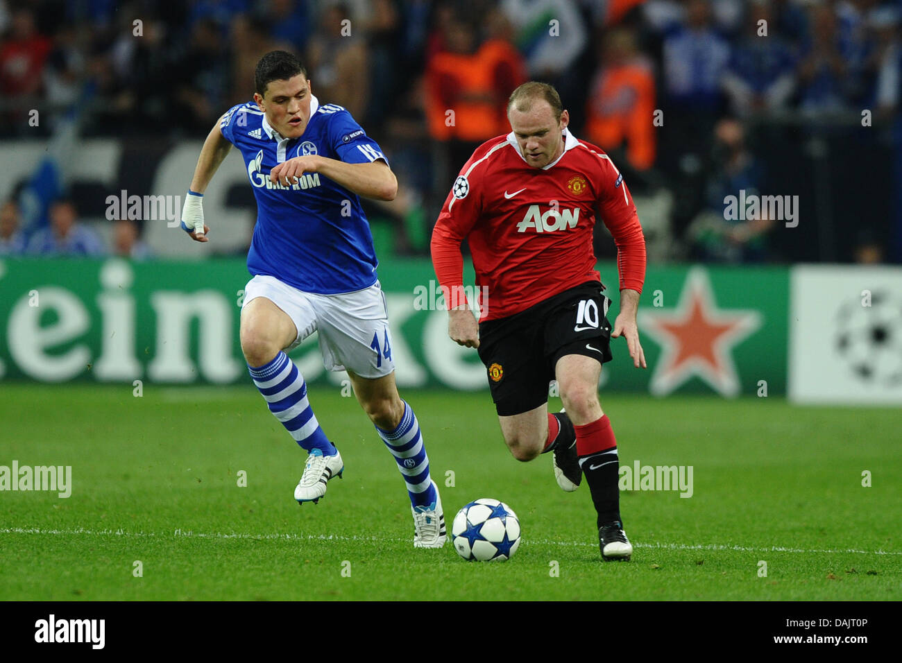 Schalke Kyriakos Papadopoulos (R) und Manchesters Wayne Rooney vie für der Ball in der UEFA Champions League-Halbfinale Hinspiel FC Schalke 04 gegen Manchester United in die Arena AufSchalke in Gelsenkirchen, Deutschland, 26. April 2011. Schalke verlor 0:2. Foto: Revierfoto Stockfoto