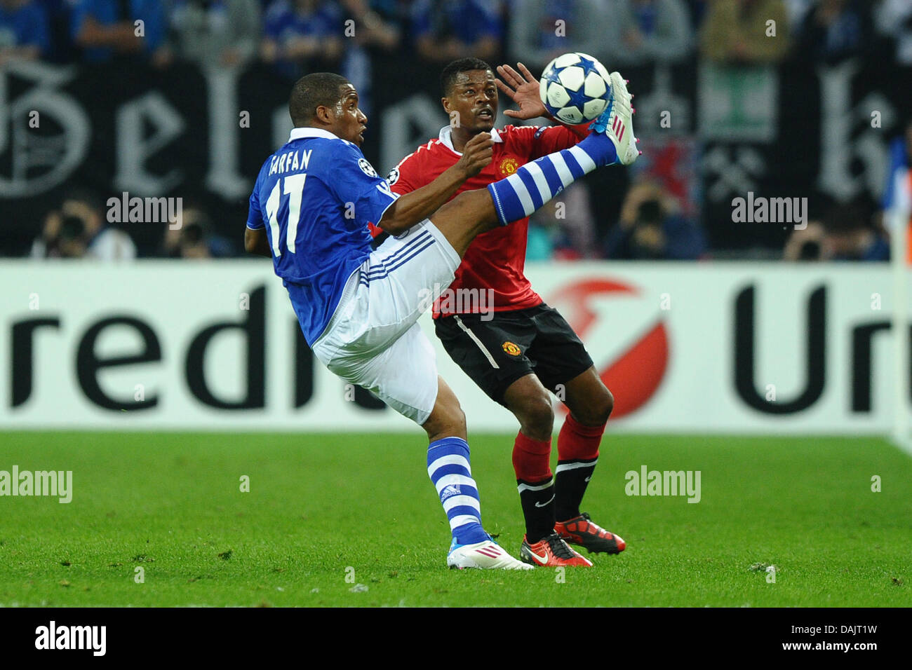 Schalke Jefferson Farfan (L) und Manchesters Patrice Evra vie für der Ball in der UEFA Champions League-Halbfinale Hinspiel FC Schalke 04 gegen Manchester United in die Arena AufSchalke in Gelsenkirchen, Deutschland, 26. April 2011. Schalke verlor 0:2. Foto: Revierfoto Stockfoto