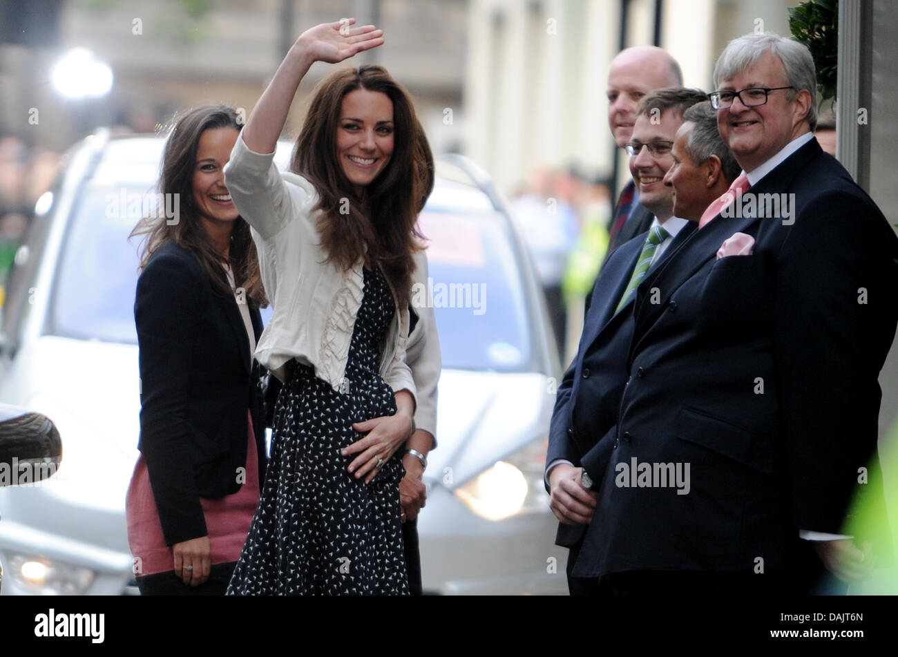 Kate Middleton (M) winkt der Menschenmenge vor dem Goring Hotel in London, Vereinigtes Königreich, 28. April 2011. Sie begleitet ihre Schwester Pippa (L) und ihre Mutter Carole (gesperrt). London bereitet sich auf die königliche Hochzeit von Großbritanniens Prinz William und Kate Middleton in der Westminster Abbey am 29. April. Foto: Frank Mai Stockfoto