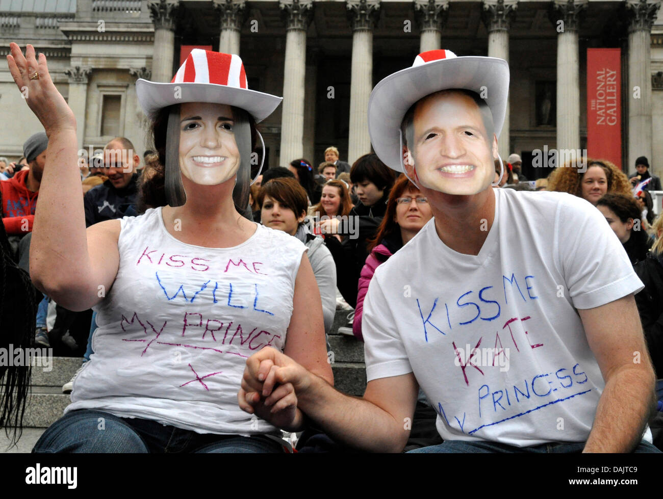 Royal Fans tragen Masken zeigt Prinz William und Kate Middleton stellen während des Laufs auf die königliche Hochzeit in London, Großbritannien, 29. April 2011. Hunderttausende von royalistischen Fans und Touristen sollen die Hochzeit-Route von der Abtei zum Buckingham Palace Linie. Prinz William und Kate Middleton sollen 29 April in der Westminster Abbey heiraten. Foto: Cordula Donhauser Stockfoto