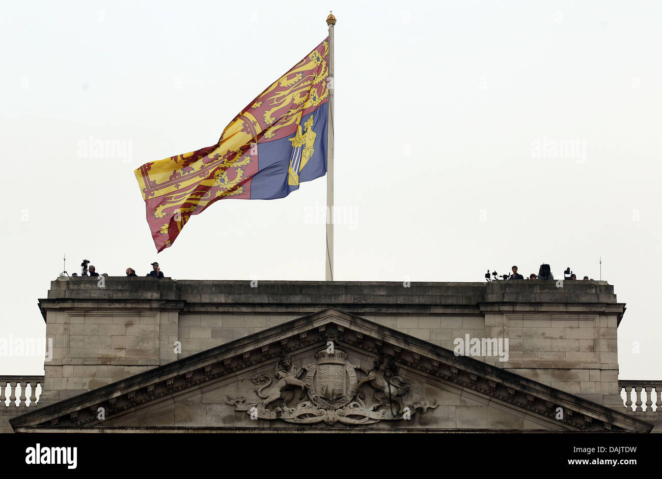 Die königliche Flagge winkt im Wind auf Buckingham Palace in London, Großbritannien, 29. April 2011, vor die Trauung von Prinz William und Kate Middleton. Gäste aus der ganzen Welt wurden eingeladen, um die königliche Hochzeit zu feiern. Foto: Kay Nietfeld dpa Stockfoto