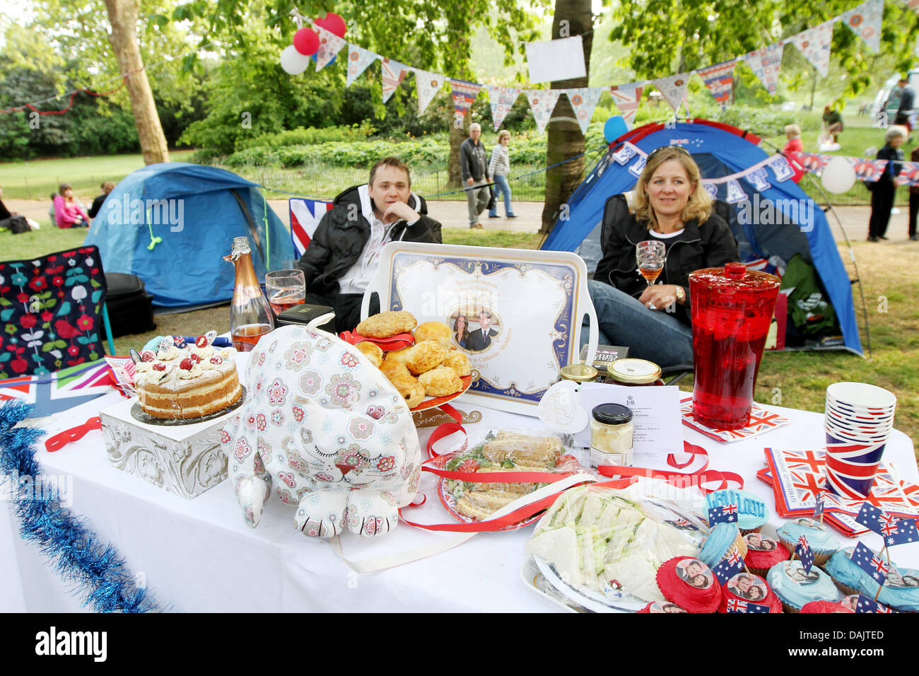 Royal-Fans vor der königlichen Hochzeit in London, Großbritannien, 28. April 2011 camping. Hunderttausende von royalistischen Fans und Touristen sollen die Hochzeit-Route von der Abtei zum Buckingham Palace Linie. Prinz William und Kate Middleton sollen 29 April in der Westminster Abbey heiraten. Foto: Patrick van Katwijk Stockfoto