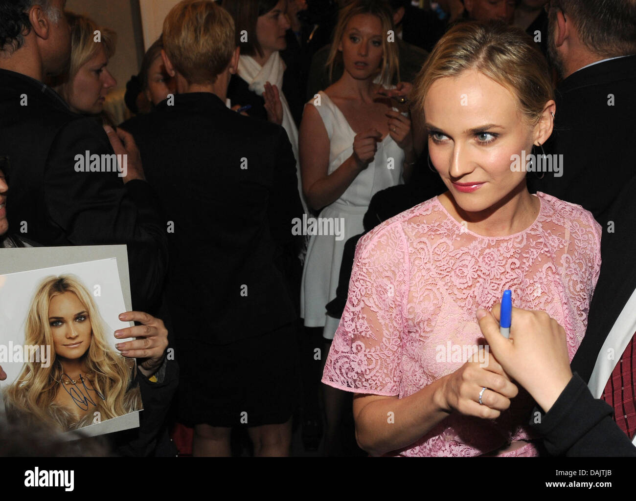 Schauspielerin Diane Kruger kommt bei der Premiere des bewegten Bildes "Lily Sometimes" Cinema Paris in Berlin, Deutschland, 28. April 2011. Der Film ist ein Plädoyer, das hier zu genießen und jetzt und nicht Contricted, gesellschaftliche Normen zu sein. Foto: Jörg Carstensen Stockfoto