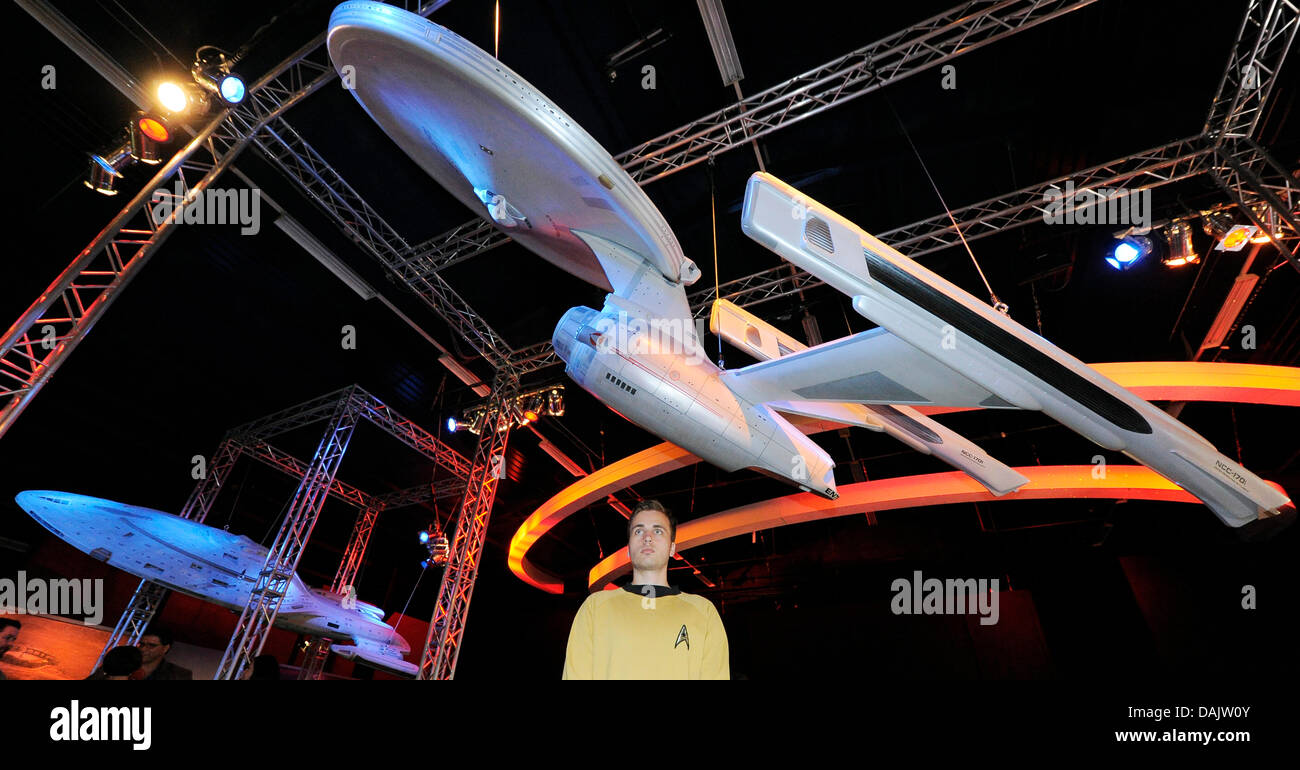 Ein Mitarbeiter der Ausstellung in der Uniform von Captain Kirk steht in der Caligari Halle des Filmpark Babelsberg in Potsdam, Deutschland, 29. April 2011. In der Ausstellung "Star Trek", Masken, Kostüme, technische Requisiten und Sets aller fünf Serien und Kinofilme bis 31. Oktober 2011. FOTO: BERND SETTNIK Stockfoto