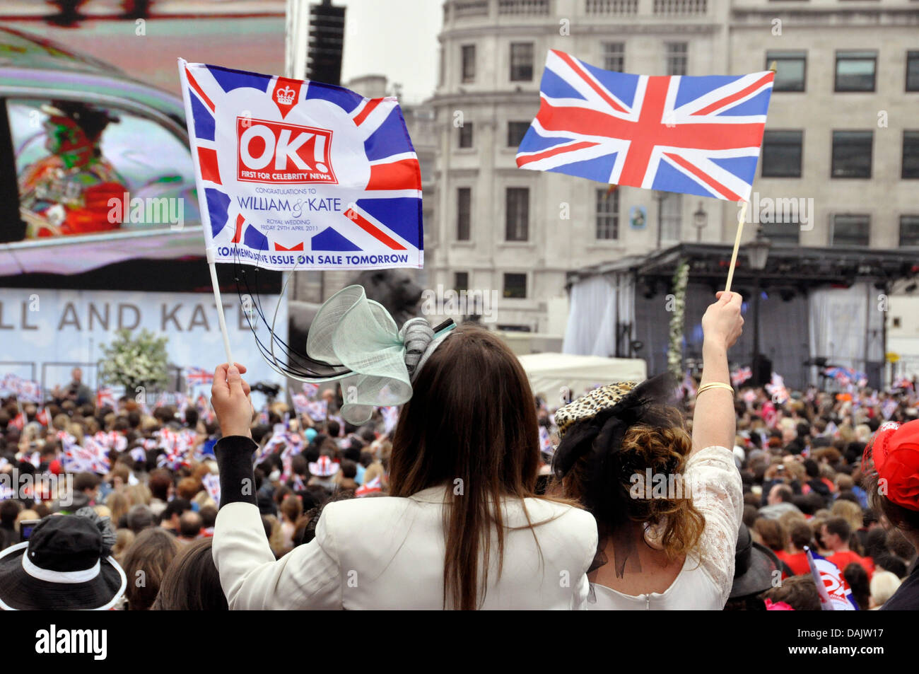 Royal-Fans sehen die königliche Hochzeit am Trafalgar Square in London, Großbritannien, 29. April 2011. Hunderttausende von royalistischen Fans und Touristen säumten die Strecke der Hochzeit von der Abtei zum Buckingham Palace. Prinz William und Kate Middleton sollen 29 April in der Westminster Abbey heiraten. Foto: Cordula Donhauser Stockfoto