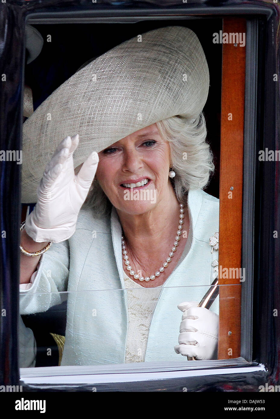 Camilla, Herzogin von Cornwall, verlässt Westminster Abbey in einer Pferdekutsche nach der Trauung von Prinz William und Prinzessin Catherine in London, Großbritannien, 29. April 2011. Rund 1.900 Gäste folgten die königlichen Trauung von Prinz William und Kate Middleton in der Kirche. Foto: Patrick van Katwijk Stockfoto