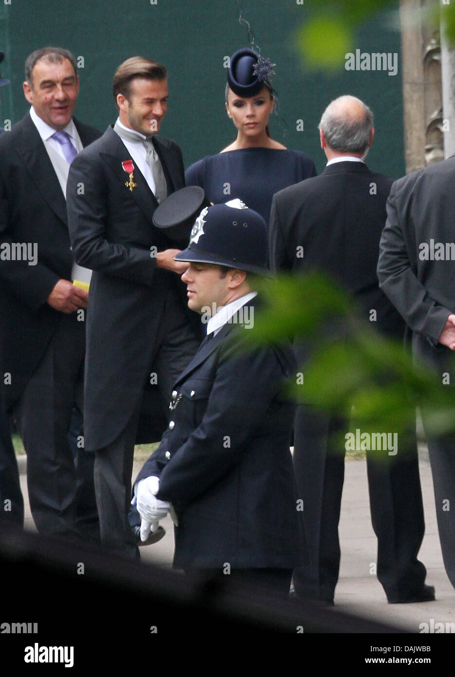 Fußball-star David Beckham (2ndL) und seine Frau Victoria kommen in der Westminster Abbey für die Hochzeit von Prinz William und Kate Middleton in London, Großbritannien, 29. April 2011. Rund 1.900 Gäste wurden zur königlichen Hochzeitszeremonie eingeladen. Foto: Patrick van Katwijk Niederlande Stockfoto