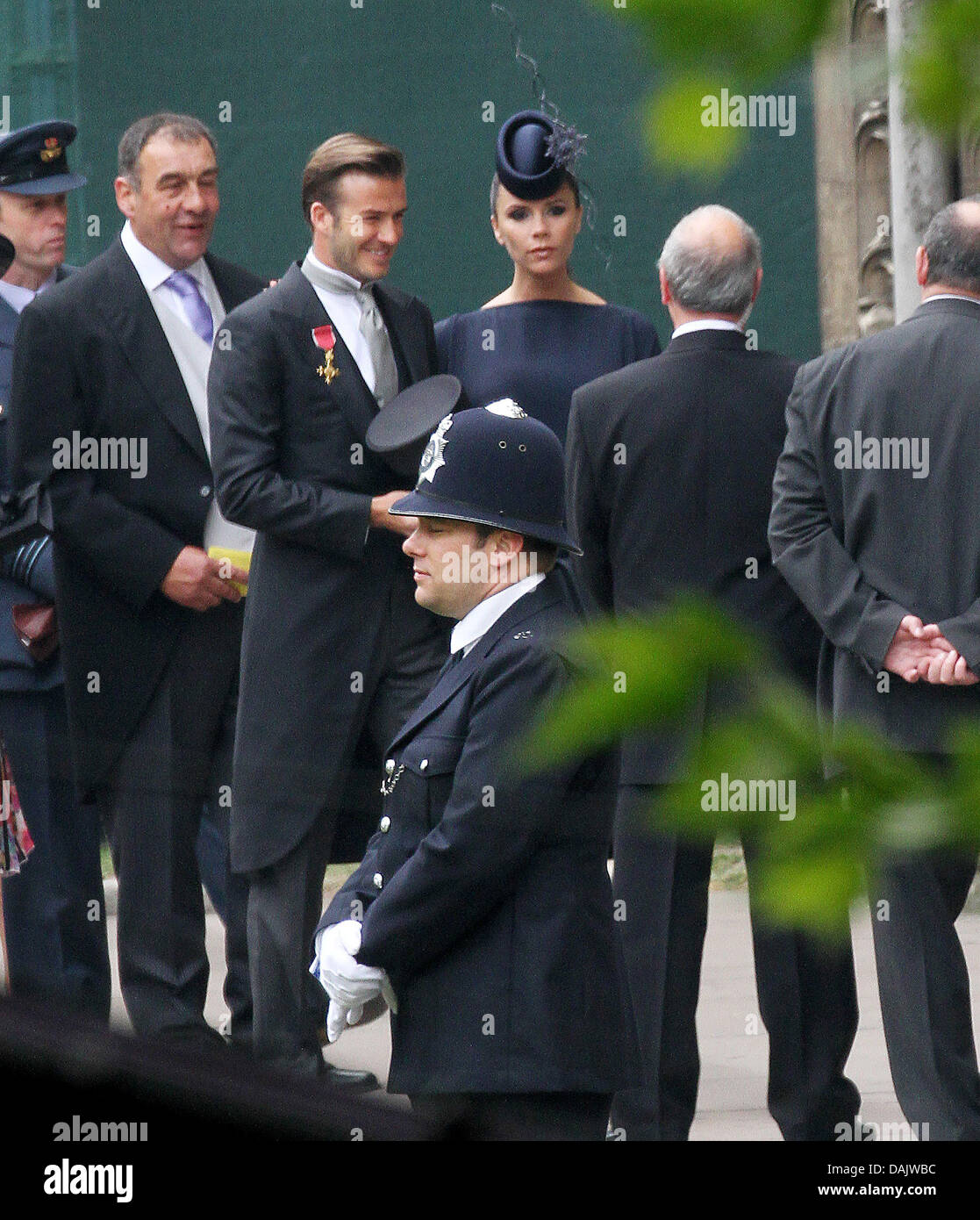 Fußball-star David Beckham (2ndL) und seine Frau Victoria kommen in der Westminster Abbey für die Hochzeit von Prinz William und Kate Middleton in London, Großbritannien, 29. April 2011. Rund 1.900 Gäste wurden zur königlichen Hochzeitszeremonie eingeladen. Foto: Patrick van Katwijk Niederlande Stockfoto