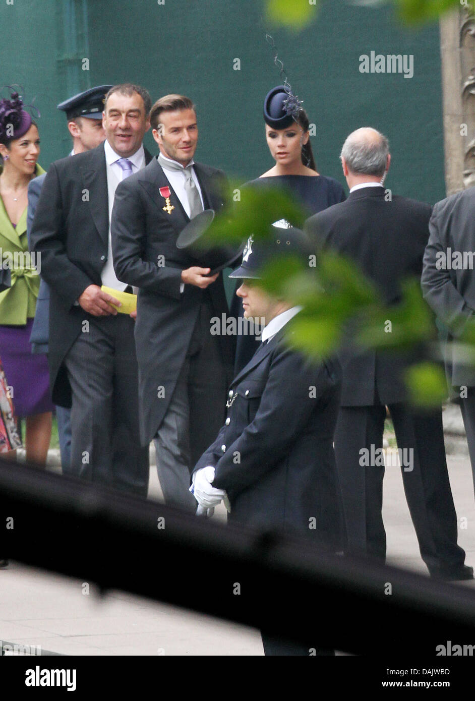 Fußball-star David Beckham (4ndL) und seine Frau Victoria (R) kommen in der Westminster Abbey für die Hochzeit von Prinz William und Kate Middleton in London, Großbritannien, 29. April 2011. Rund 1.900 Gäste wurden zur königlichen Hochzeitszeremonie eingeladen. Foto: Patrick van Katwijk Niederlande Stockfoto