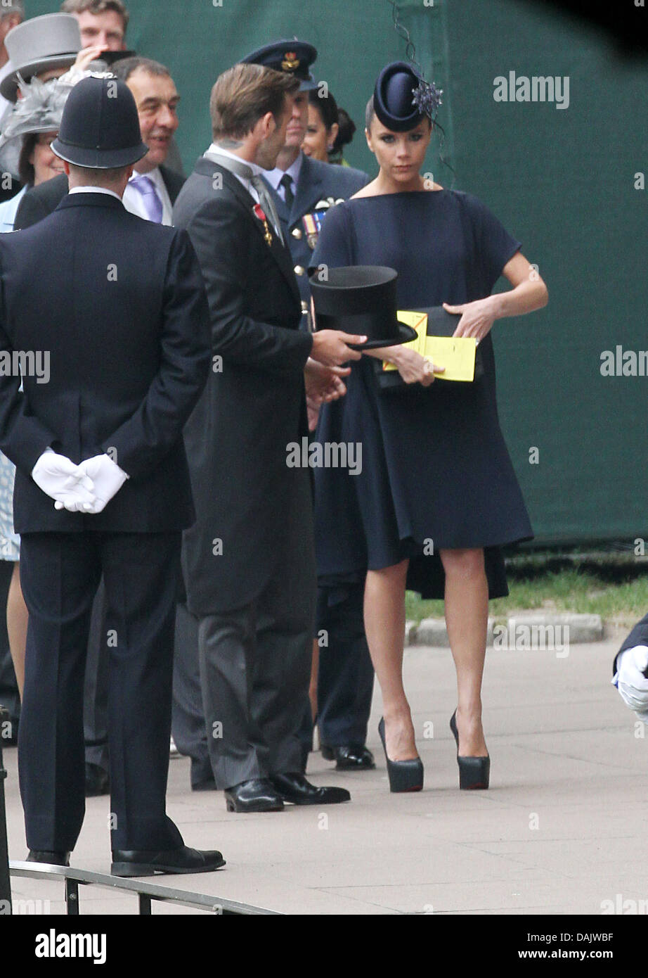 Fußball star David Beckham (C) und seine Frau Victoria (R) kommen in der Westminster Abbey für die Hochzeit von Prinz William und Kate Middleton in London, Großbritannien, 29. April 2011. Rund 1.900 Gäste wurden zur königlichen Hochzeitszeremonie eingeladen. Foto: Patrick van Katwijk Niederlande Stockfoto