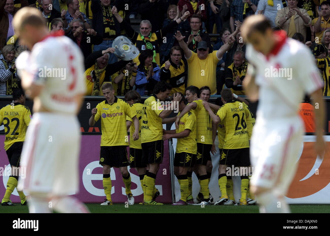 Dortmunds Torjäger Lucas Barrios feiert sein 1:0-Tor in der deutschen Bundesliga-Spiel Borussia Dortmund vs. 1. FC Nürnberg im Signal Iduna Park in Dortmund, Deutschland, 30. April 2011. Foto: Federico Gambarini Stockfoto