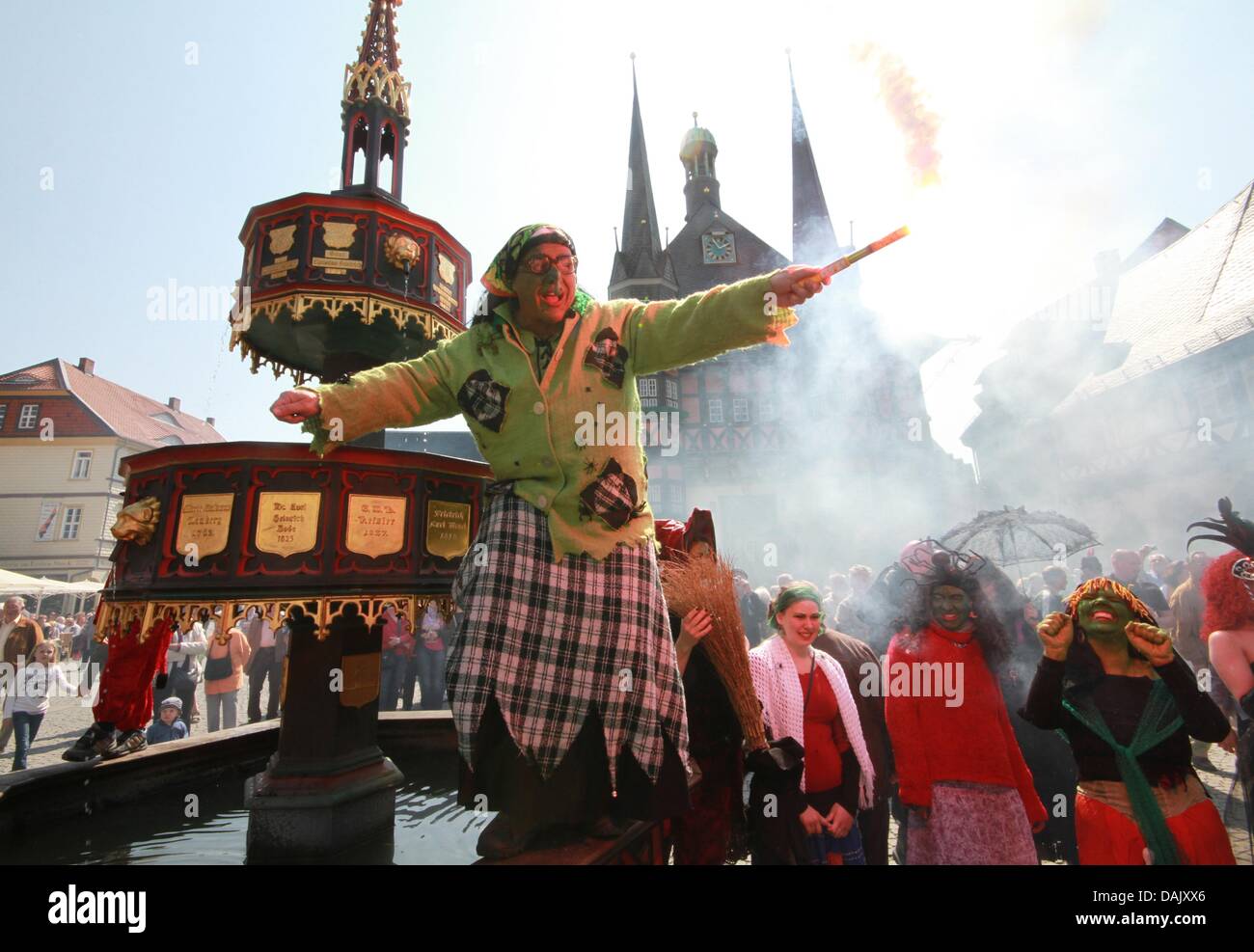 Teilnehmer mit Hexe und Teufel Kostüme feiern die Walpurgis in Wernigerode, Deutschland, 20. April 2011. Die Nacht vom 30. April ist weltweit, berühmt wegen der Goethe Klassiker "Faust", wo er beschreibt, wie Hexen Besen oder Ziegenböckchen Orgien mit dem Teufel haben herumzufahren. Foto: Matthias Bein Stockfoto