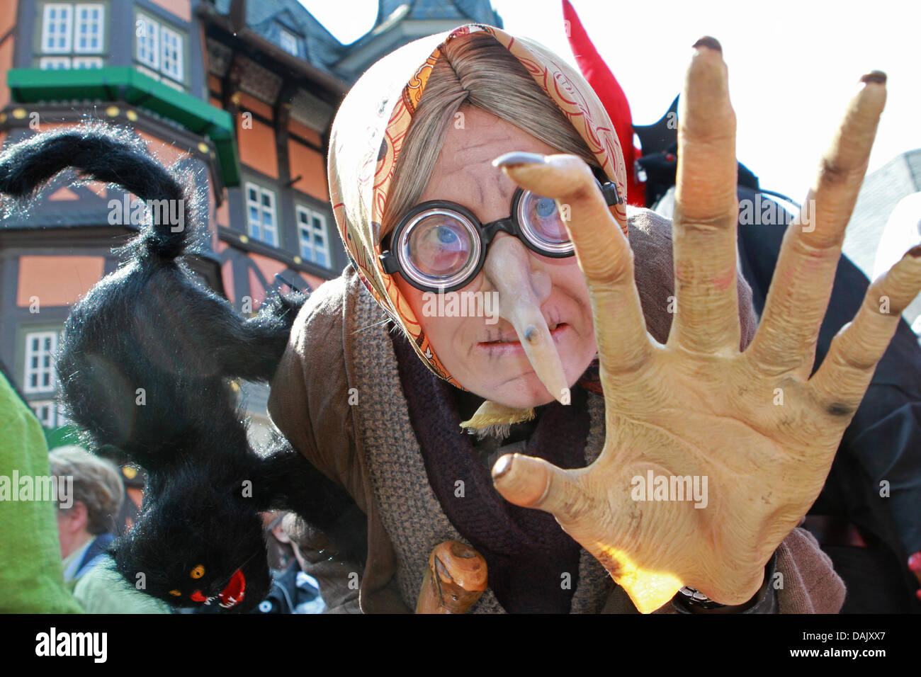 Ein Teilnehmer verkleidet als eine Hexe die Walpurgis-Festival in Wernigerode, Deutschland, 20. April 2011 feiert. Die Nacht vom 30. April ist weltweit, berühmt wegen der Goethe Klassiker "Faust", wo er beschreibt, wie Hexen Besen oder Ziegenböckchen Orgien mit dem Teufel haben herumzufahren. Foto: Matthias Bein Stockfoto