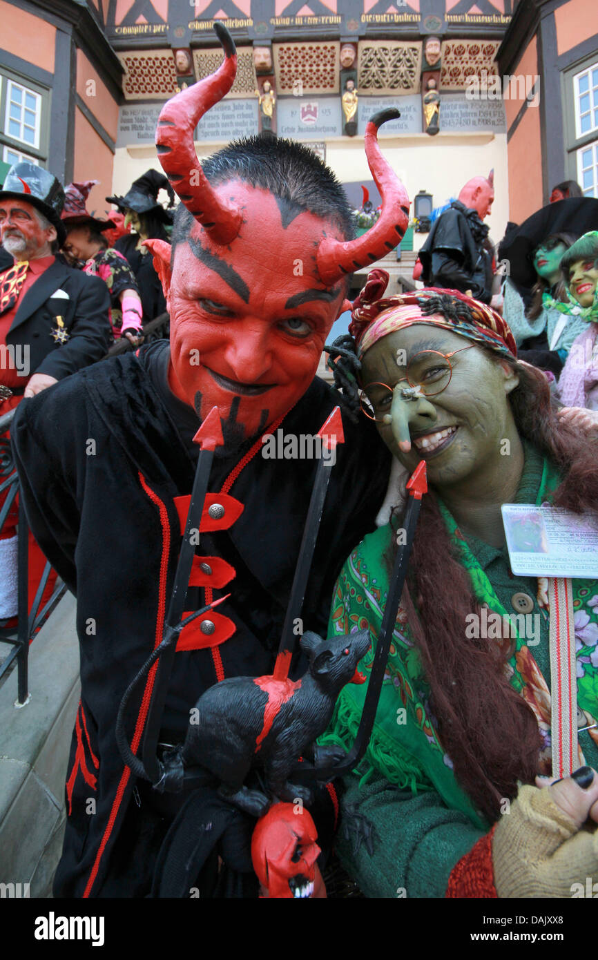 Teilnehmer mit Hexe und Teufel Kostüme feiern die Walpurgis in Wernigerode, Deutschland, 20. April 2011. Die Nacht vom 30. April ist weltweit, berühmt wegen der Goethe Klassiker "Faust", wo er beschreibt, wie Hexen Besen oder Ziegenböckchen Orgien mit dem Teufel haben herumzufahren. Foto: Matthias Bein Stockfoto