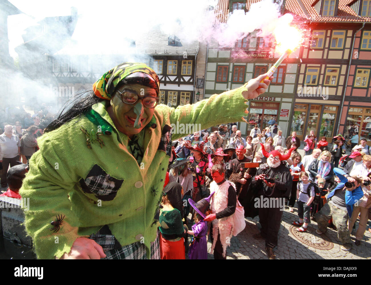 Teilnehmer mit Hexe und Teufel Kostüme feiern die Walpurgis in Wernigerode, Deutschland, 20. April 2011. Die Nacht vom 30. April ist weltweit, berühmt wegen der Goethe Klassiker "Faust", wo er beschreibt, wie Hexen Besen oder Ziegenböckchen Orgien mit dem Teufel haben herumzufahren. Foto: Matthias Bein Stockfoto