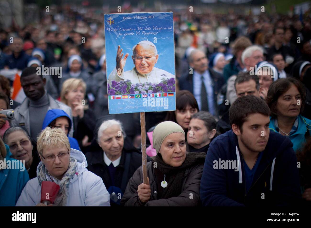 Gläubiger warten auf die Stunde der Hingabe zu Beginn der Feierlichkeiten zur Seligsprechung von Papst Johannes Paul II in Rom, Italien, 20. April 2011. Papst John Paul, der ein Wunder, eine Voraussetzung für die Seligsprechung, auf Schwester Marie Simon-Pierre indem man heilt ihr einer Parkinson-Erkrankung im Jahr 2005 arbeitete, wird Beiatified nur sechs Jahre nach seinem Tod. Die Feierlichkeiten beginnen mit pilgrim Stockfoto