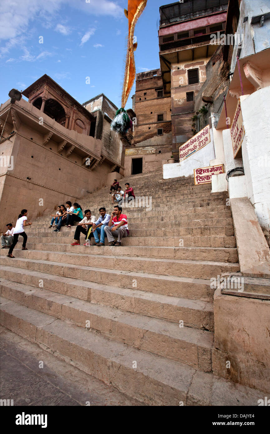 Menschen auf das Munshi Ghat am Fluss Ganges, Varanasi, Uttar Pradesh, Indien Stockfoto