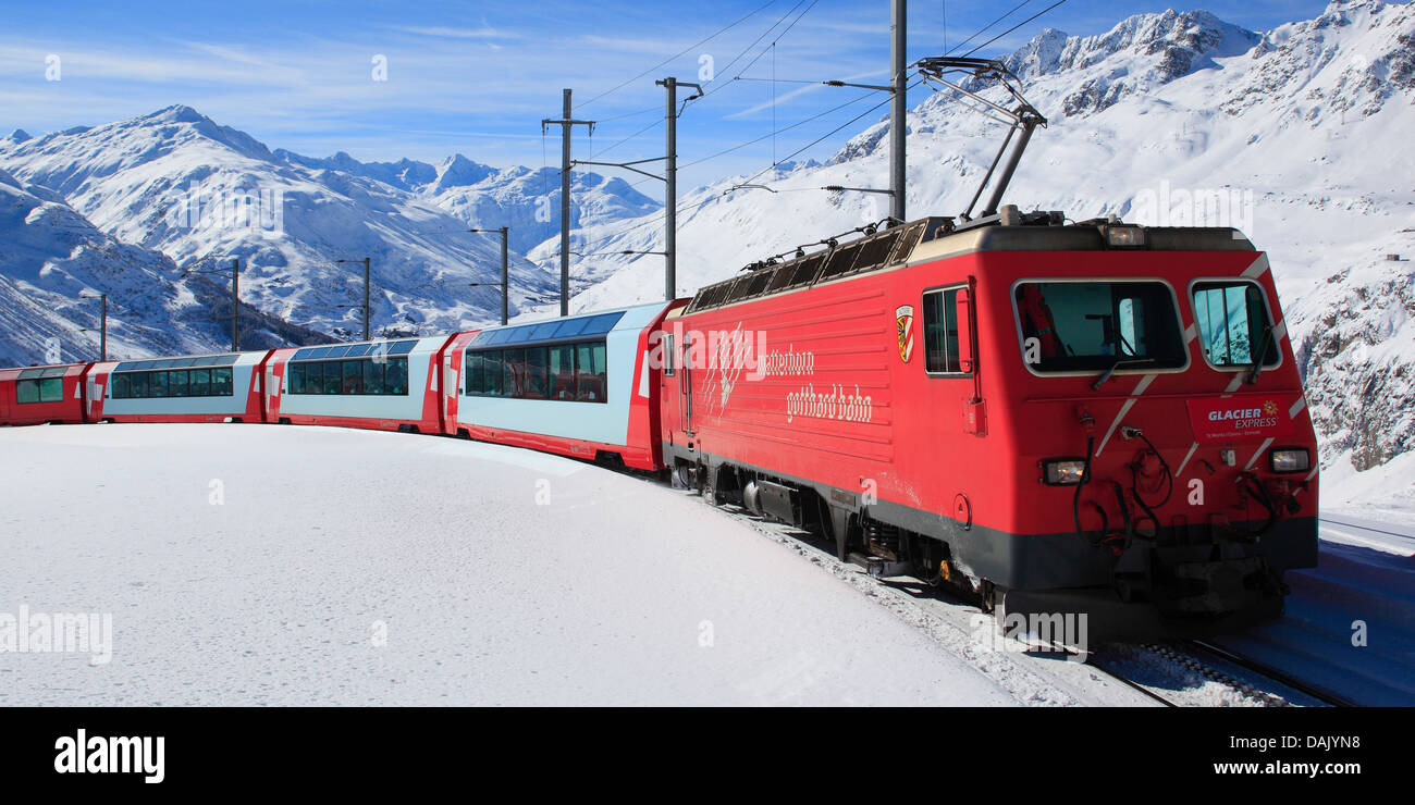 der Glacier Express in verschneite Bergpanorama, Schweiz, Andermatt Stockfoto