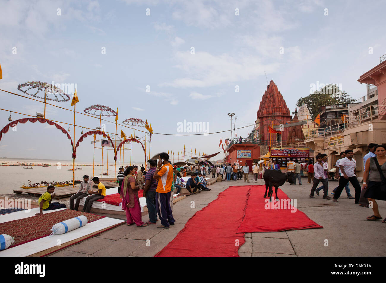 Touristen auf einem Ghat Dashashwamedh Ghat, Varanasi, Uttar Pradesh, Indien Stockfoto